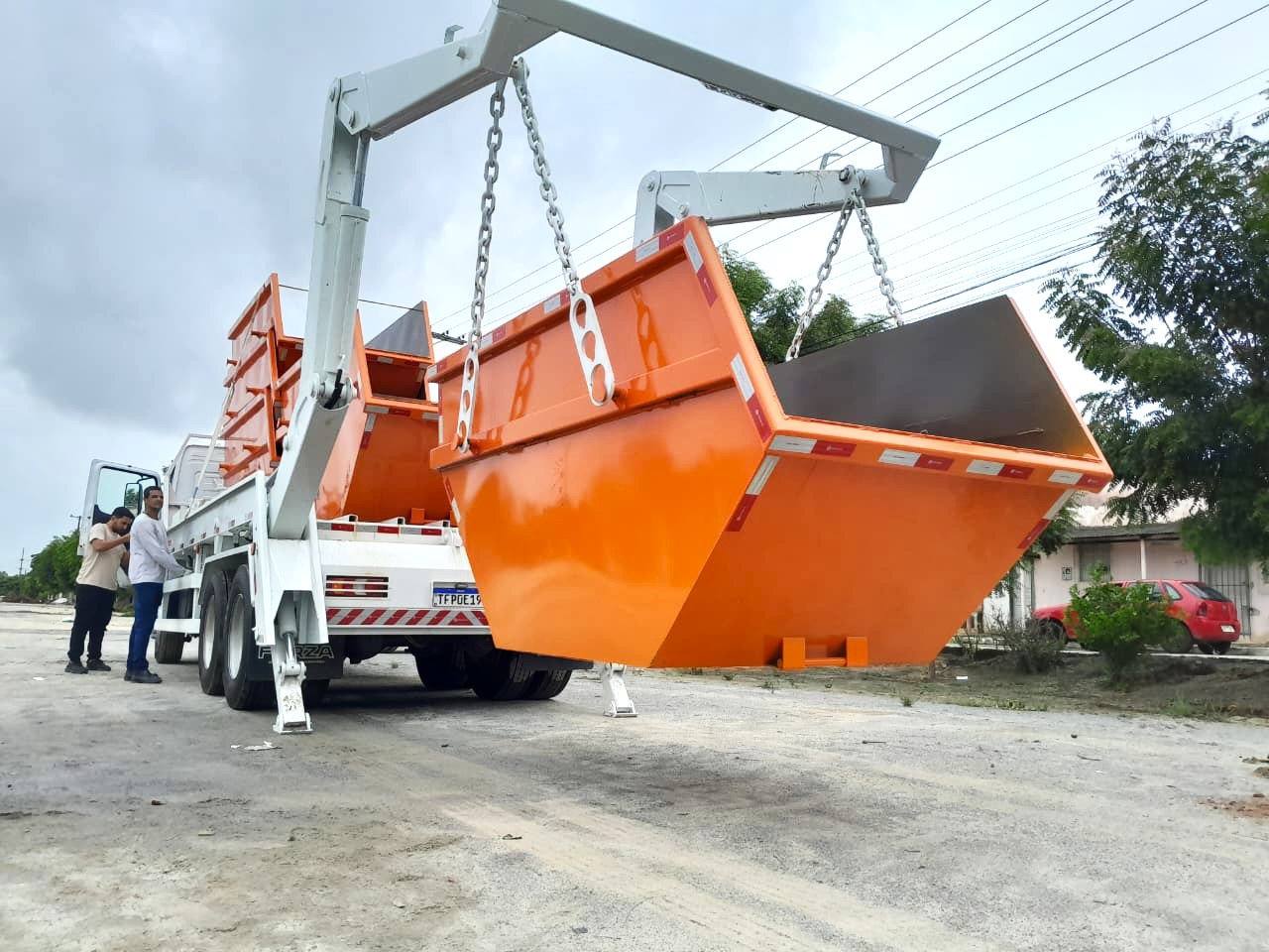 Equipe da Secretaria de Obras recebe treinamento para operar novo caminhão poliguindaste